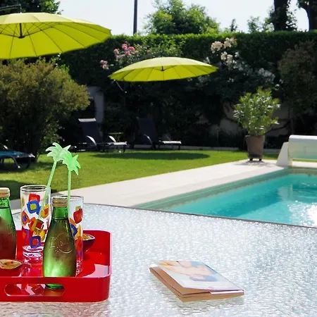 Maison D'hotes La Corisande Bed & Breakfast 3*